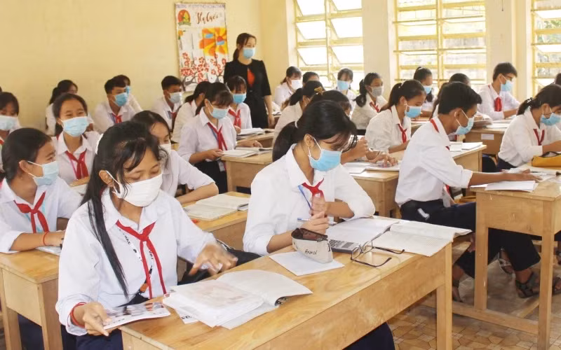 Học sinh tại tỉnh Trà Vinh áp dụng các biện pháp phòng, chống dịch Covid-19 sau khi trường học mở cửa trở lại. Ảnh: MINH KHỞI