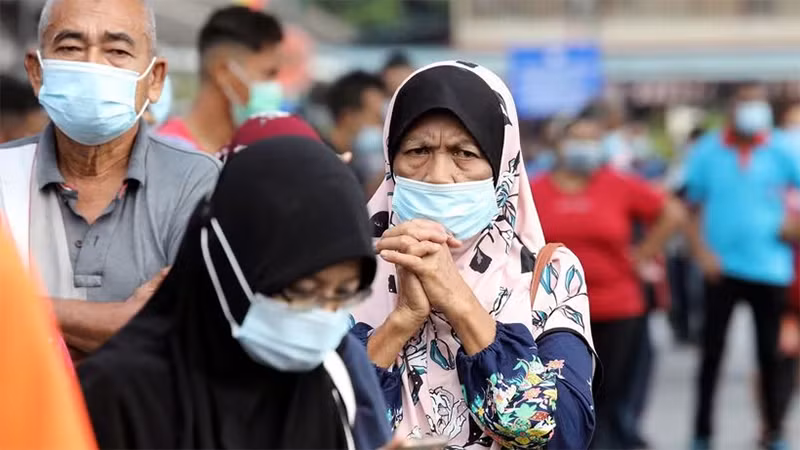 Người dân xếp hàng để làm xét nghiệm Covid-19 tại Klang, Malaysia, ngày 2/12/2020. Ảnh: Reuters