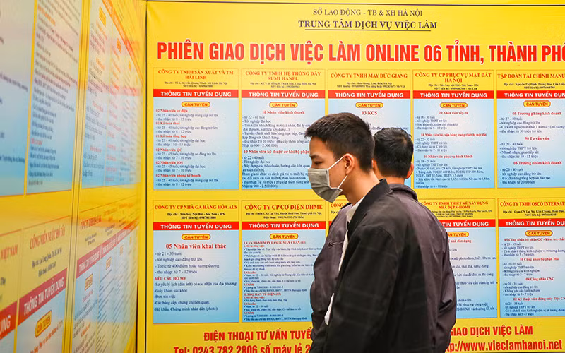 Lao động tìm hiểu thông tin việc làm tại Trung tâm Dịch vụ việc làm Hà Nội. (Ảnh: Nhật Quang)