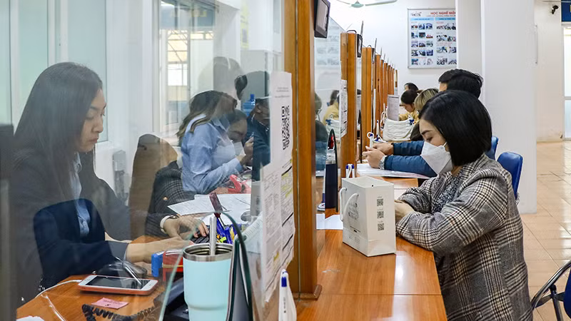Người lao động thực hiện thủ tục về bảo hiểm thất nghiệp tại Trung tâm Dịch vụ việc làm Hà Nội. (Ảnh: Nhật Quang)