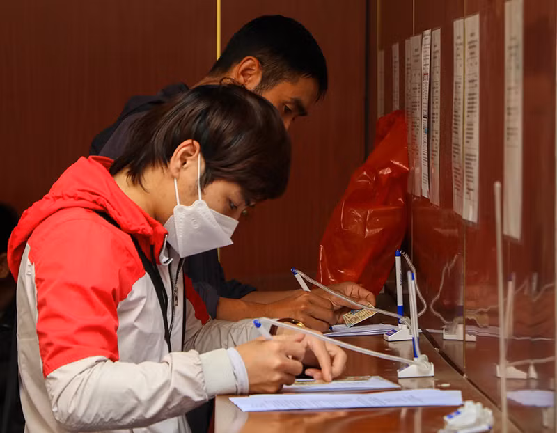 Do những vướng mắc trong nộp hồ sơ đổi giấy phép lái xe trực tuyến cấp độ 3, 4, nhiều người dân vẫn đến trực tiếp làm thủ tục cấp, đổi giấy phép lái xe tại địa chỉ 16 Cao Bá Quát, quận Ba Đình của Sở Giao thông vận tải Hà Nội. (Ảnh: Nhật Quang)