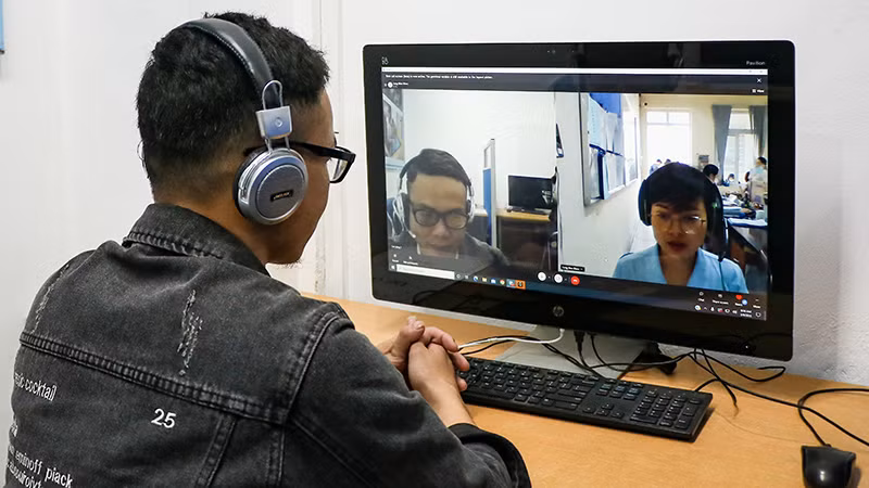 Lao động tham gia phỏng vấn trực tuyến tại phiên giao dịch việc làm. (Ảnh: Nhật Quang)