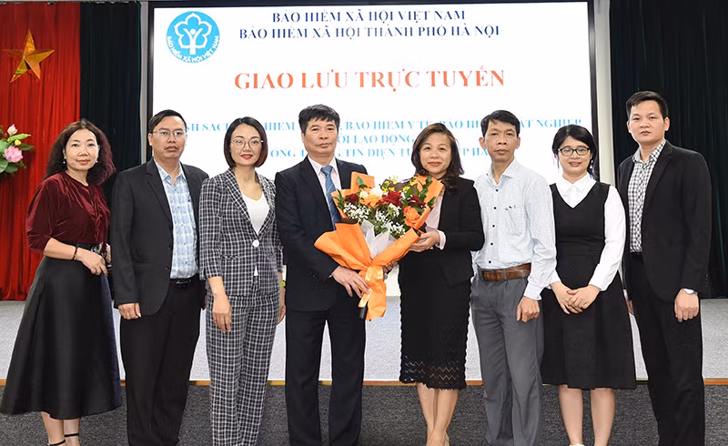 Đại biểu dự chương trình giao lưu trực tuyến của Bảo hiểm xã hội Hà Nội. (Ảnh: HSS)