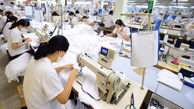 Sản xuất hàng may mặc xuất khẩu tại Tổng công ty May 10. (Ảnh: TRẦN HẢI)