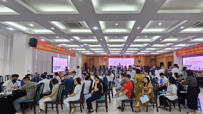 Đông đảo cán bộ, viên chức, người lao động ngành y tế Hà Nội tham gia hiến máu tình nguyện. Đông đảo cán bộ, viên chức, người lao động ngành y tế Hà Nội tham gia hiến máu tình nguyện.