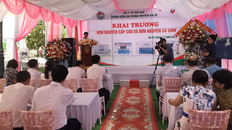 Toàn cảnh Khai trương Đơn nguyên cấp cứu và Đơn nguyên sơ sinh tại Bệnh viện đa khoa huyện Ba Vì Toàn cảnh Khai trương Đơn nguyên cấp cứu và Đơn nguyên sơ sinh tại Bệnh viện đa khoa huyện Ba Vì