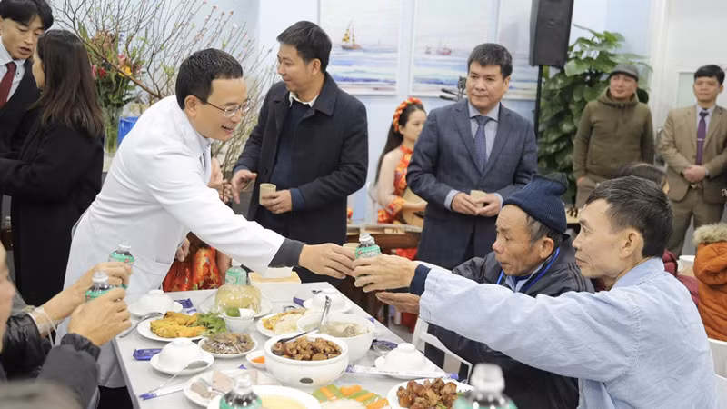 Lãnh đạo Bệnh viện K chung vui cùng bệnh nhân trong bữa cơm Tất niên. Lãnh đạo Bệnh viện K chung vui cùng bệnh nhân trong bữa cơm Tất niên.