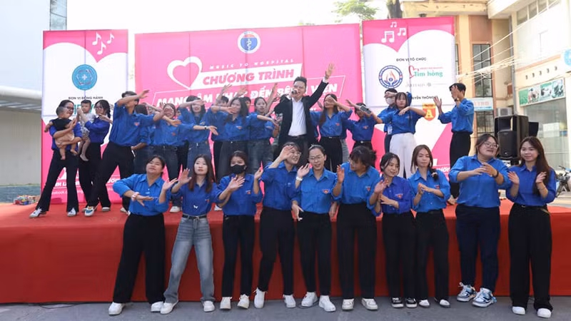 Các nghệ sĩ biểu diễn tại Chương trình "Mang âm nhạc đến bệnh viện số 201".