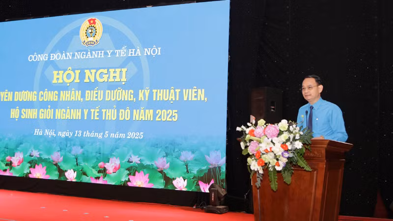 Chủ tịch Công đoàn ngành Y tế Hà Nội Trịnh Tố Tâm phát biểu tại hội nghị.