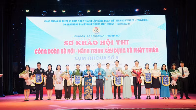 Đại diện Ban tổ chức trao cờ lưu niệm cho các đơn vị tham gia Hội thi.
