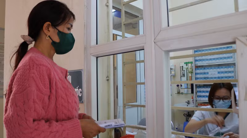 Người dân mua thuốc điều trị bệnh tai bệnh viện.
