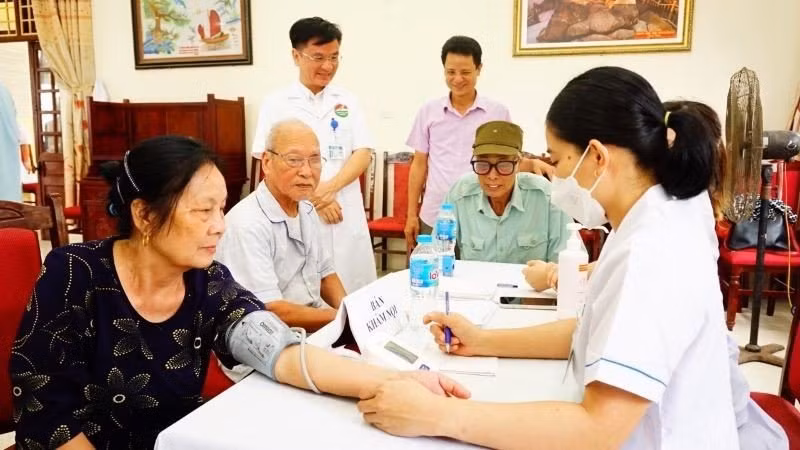 Đo huyết áp cho các đối tượng chính sách trên địa bàn xã Minh Châu. Đo huyết áp cho các đối tượng chính sách trên địa bàn xã Minh Châu.