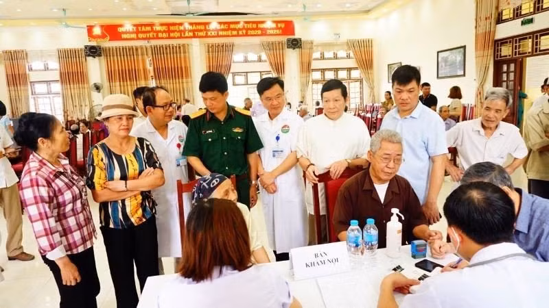 Các y, bác sĩ tư vấn, khám sức khỏe cho các đối tượng chính sách trên địa bàn xã Minh Châu, huyện Ba Vì, thành phố Hà Nội.