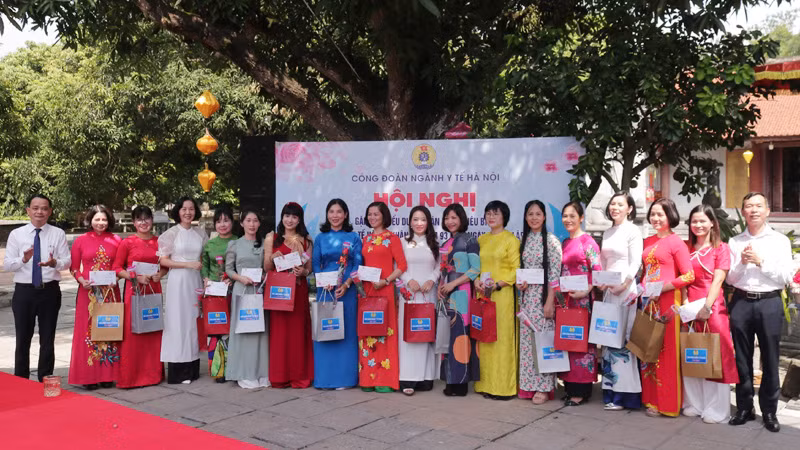 Lãnh đạo Công đoàn ngành Y tế Hà Nội trao thưởng cho các cán bộ nữ tiêu biểu năm 2023. Lãnh đạo Công đoàn ngành Y tế Hà Nội trao thưởng cho các cán bộ nữ tiêu biểu năm 2023.