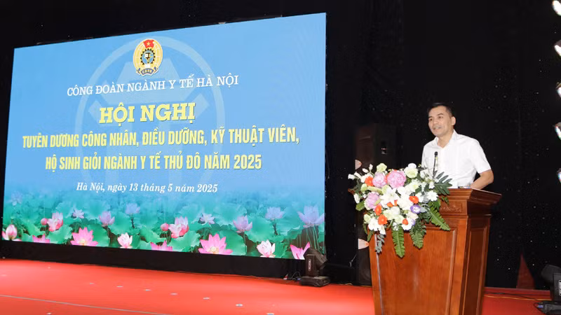 Phó Chủ tịch Thường trực Liên đoàn Lao động thành phố Hà Nội, Lê Đình Hùng phát biểu tại hội nghị.