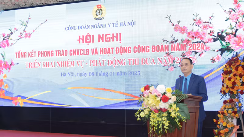 Chủ tịch Công đoàn ngành y tế Hà Nội Trịnh Tố Tâm phát biểu tại hội nghị. Chủ tịch Công đoàn ngành y tế Hà Nội Trịnh Tố Tâm phát biểu tại hội nghị.