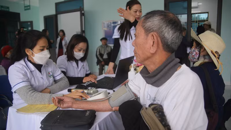 Cán bộ y tế Bệnh viện Đa khoa huyện Ba Vì khám sức khỏe cho người dân trên địa bàn. Cán bộ y tế Bệnh viện Đa khoa huyện Ba Vì khám sức khỏe cho người dân trên địa bàn.