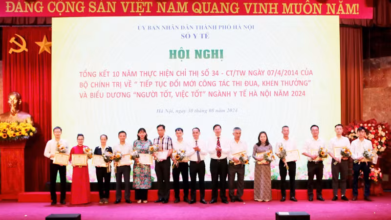 Lãnh đạo Sở Y tế, Công đoàn ngành Y tế Hà Nội trao danh hiệu "Người tốt, việc tốt" ngành Y tế Hà Nội năm 2024 cho các cá nhân tại hội nghị.