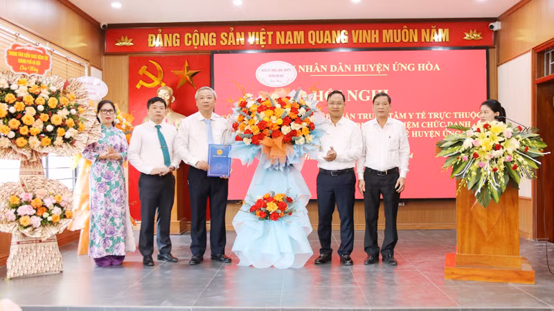 Lãnh đạo Huyện ủy, Ủy ban nhân dân huyện Ứng Hòa trao Quyết định cho lãnh đạo Trung tâm Y tế Ứng Hòa.