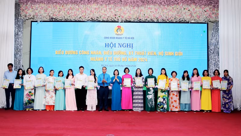 Các cá nhân có thành tích xuất sắc trong phong trào thi đua lao động giỏi năm 2023-2024 chụp ảnh lưu niệm tại hội nghị.