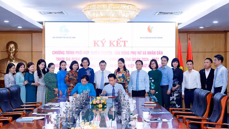 Bộ Tài nguyên và Môi trường Đặng Quốc Khánh và Chủ tịch Trung ương Hội Liên hiệp Phụ nữ Việt Nam Hà Thị Nga ký kết Chương trình 