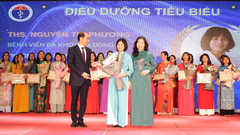 Lãnh đạo Sở Y tế Hà Nội trao phần thưởng cho các điều dưỡng tiêu biểu năm 2023