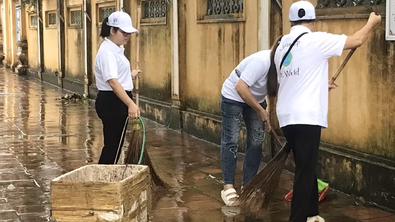 Người dân tham gia thu gom rác thải trên địa bàn huyện Thanh Trì.