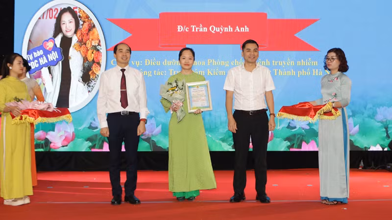 Lãnh đạo Sở Y tế Hà Nội, Liên đoàn Lao động thành phố Hà Nội trao phần thưởng cho các cá nhân được tuyên dương tại hội nghị.