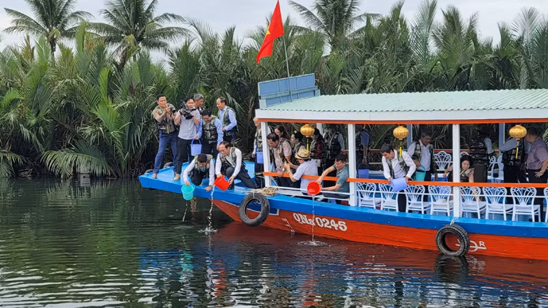 Các đại biểu tham gia hoạt động thả cá bổ sung loài thủy sản bản địa, loài thủy sản đặc hữu vào vùng nước tự nhiên tại khu vực Hội An.