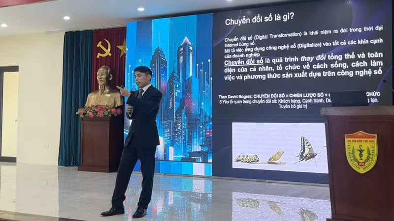 Các diễn giả trao đổi, chia sẻ kinh nghiệm trong chuyển đổi số. Các diễn giả trao đổi, chia sẻ kinh nghiệm trong chuyển đổi số.