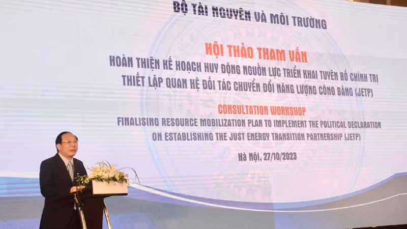 Thứ trưởng Tài nguyên và Môi trường Lê Công Thành phát biểu ý kiến tại hội thảo.