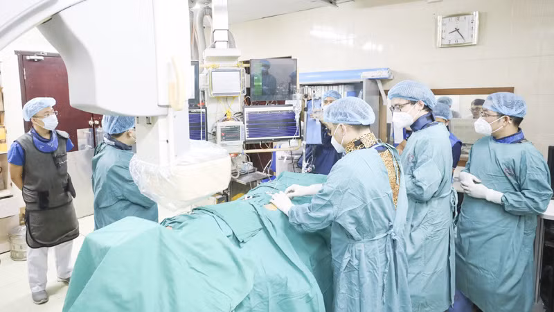 Các y. bác sĩ Viện Tim mạch Việt Nam thực hiện ca can thiệp cho bệnh nhân Ngô Bá L