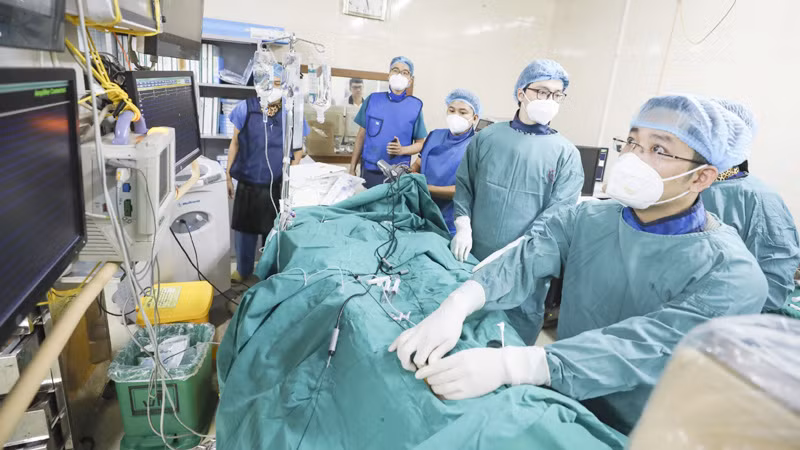 Các y, bác sĩ Viện Tim mạch Việt Nam thực hiện ca can thiệp cho bệnh nhân Ngô Bá L.. Các y, bác sĩ Viện Tim mạch Việt Nam thực hiện ca can thiệp cho bệnh nhân Ngô Bá L..