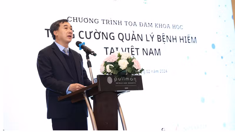 Thứ trưởng Y tế Trần Văn Thuấn phát biểu ý kiến tại buổi tọa đàm.