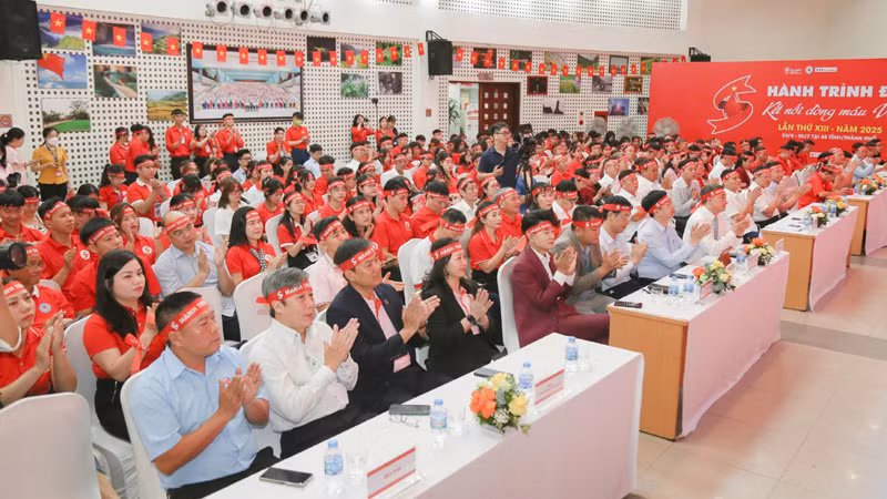 Các đại biểu tham gia khai mạc Hành trình Đỏ toàn quốc lần thứ XIII-năm 2025.