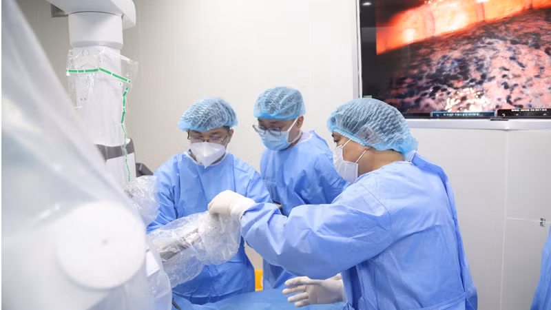 Các chuyên gia trong và ngoài nước phẫu thuật robot ung thư thực quản cho bệnh nhân V.V.N. Các chuyên gia trong và ngoài nước phẫu thuật robot ung thư thực quản cho bệnh nhân V.V.N.