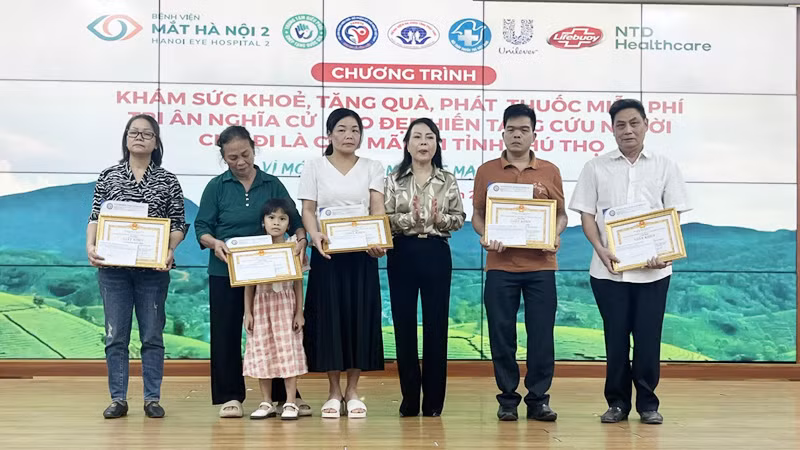 Trao tặng Bằng khen và Kỷ niệm chương cho các gia đình đã có nghĩa cử cao đẹp hiến tặng mô, tạng cứu người tại chương trình. Trao tặng Bằng khen và Kỷ niệm chương cho các gia đình đã có nghĩa cử cao đẹp hiến tặng mô, tạng cứu người tại chương trình.