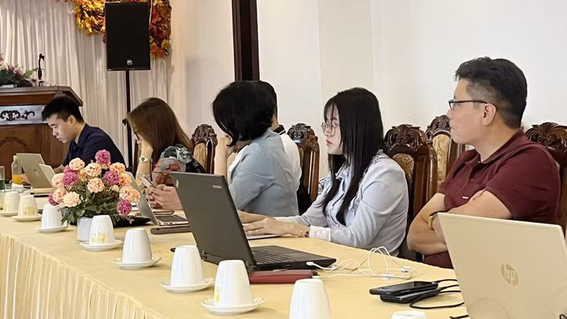 Các đại biểu tham dự buổi tập huấn. Các đại biểu tham dự buổi tập huấn.