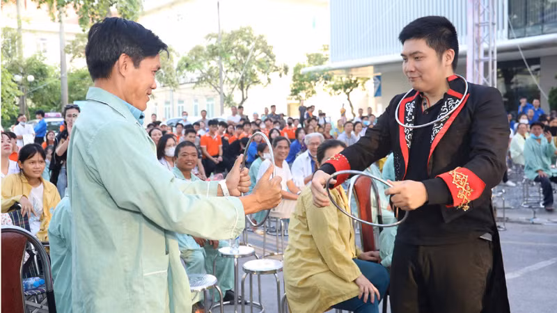 Người bệnh đang điều trị tại bệnh viện tương tác cùng nghệ sĩ tại chương trình.