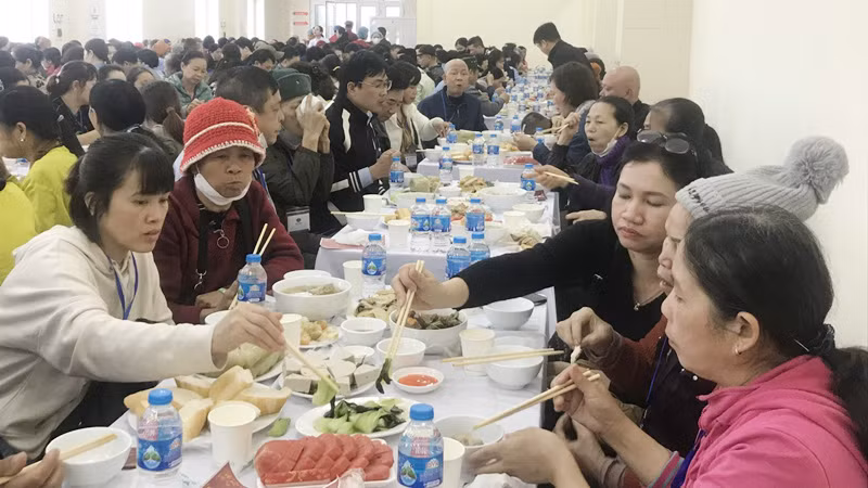 Đông đảo người bệnh, người nhà người bệnh tham dự bữa cơm "Tất niên Xuân Giáp Thìn" do Bệnh viện K tổ chức. Đông đảo người bệnh, người nhà người bệnh tham dự bữa cơm "Tất niên Xuân Giáp Thìn" do Bệnh viện K tổ chức.