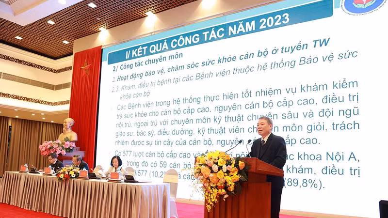 Phó Trưởng Ban Thường trực Điều hành Ban Bảo vệ, chăm sóc sức khỏe cán bộ Trung ương, Trần Huy Dụng báo cáo tại hội nghị.