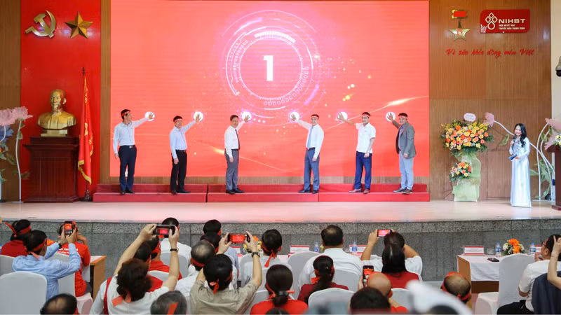 Lãnh đạo Bộ Y tế, Viện Huyết học-Truyền máu Trung ương và các đại biểu ấn nút phát động Hành trình Đỏ toàn quốc lần thứ XIII-năm 2025.