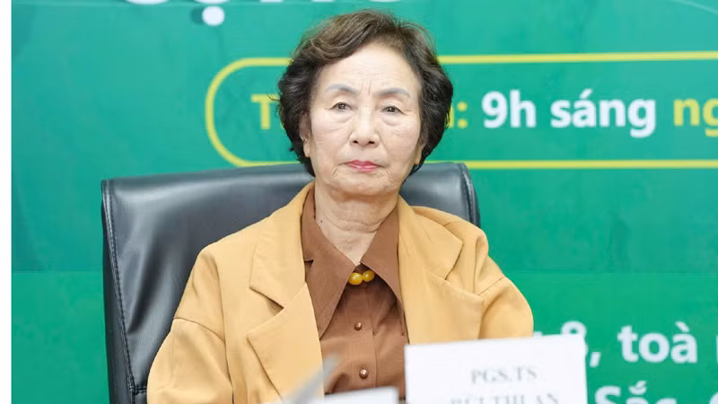 Phó Giáo sư, Tiến sĩ Bùi Thị An trao đổi tại diễn đàn. Phó Giáo sư, Tiến sĩ Bùi Thị An trao đổi tại diễn đàn.