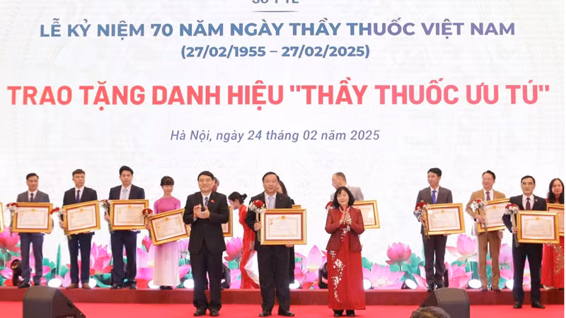 Ủy viên Ủy ban Thường vụ Quốc hội, Chủ nhiệm Ủy ban Văn hóa, Giáo dục của Quốc hội Nguyễn Đắc Vinh trao tặng Danh hiệu Thầy thuốc Ưu tú cho cán bộ y tế tại Lễ kỷ niệm. Ủy viên Ủy ban Thường vụ Quốc hội, Chủ nhiệm Ủy ban Văn hóa, Giáo dục của Quốc hội Nguyễn Đắc Vinh trao tặng Danh hiệu Thầy thuốc Ưu tú cho cán bộ y tế tại Lễ kỷ niệm.