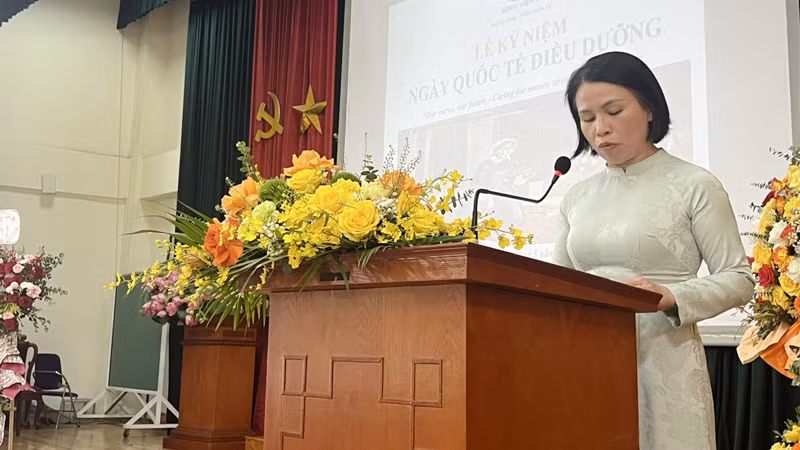 Thạc sĩ, Điều dưỡng trưởng Nguyễn Thị Thùy phát biểu tại lễ kỷ niệm. Thạc sĩ, Điều dưỡng trưởng Nguyễn Thị Thùy phát biểu tại lễ kỷ niệm.