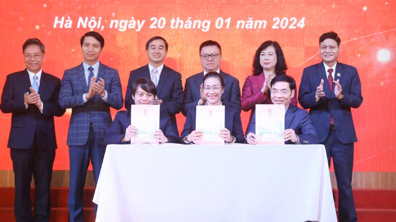 Bộ trưởng Y tế Đào Hồng Lan, Tổng Biên tập Báo Nhân Dân Lê Quốc Minh và các đại biểu chứng kiến ký Biên bản phối hợp giữa các đơn vị trong công tác hiến máu tình nguyện tại Việt Nam.