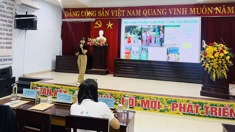 Đại diện Chi cục Bảo vệ môi trường tỉnh Thừa Thiên Huế chia sẻ thông tin tại hội nghị. Đại diện Chi cục Bảo vệ môi trường tỉnh Thừa Thiên Huế chia sẻ thông tin tại hội nghị.
