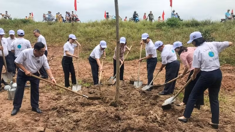 Các đại biểu và người dân tham gia trồng cây tại Khu di tích lịch sử văn hóa cấp quốc gia Lăng Kinh Dương Vương