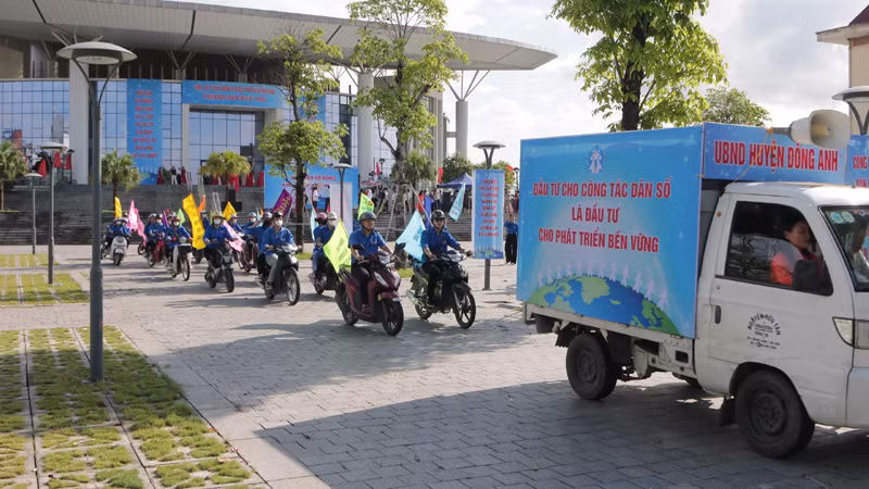 Lực lượng đoàn viên, thanh niên trên địa bàn huyện Đông Anh ra quân tuyên truyền Ngày Dân số thế giới (11/7) Lực lượng đoàn viên, thanh niên trên địa bàn huyện Đông Anh ra quân tuyên truyền Ngày Dân số thế giới (11/7)