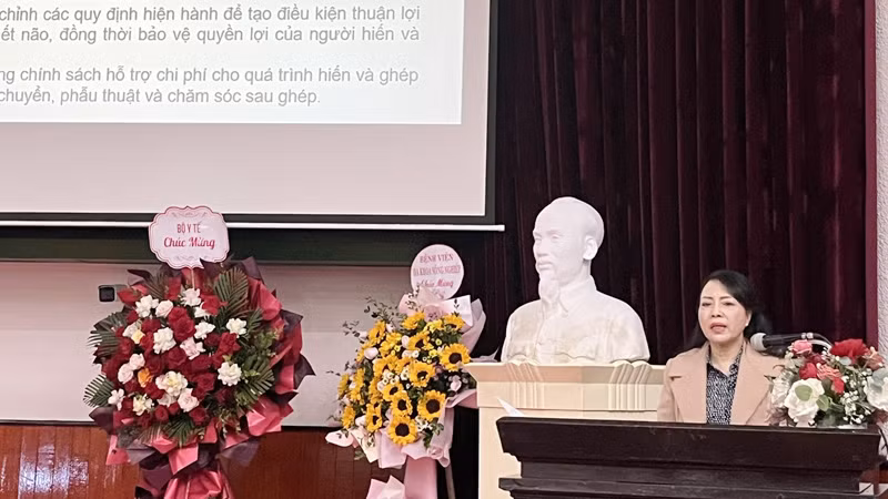 Phó Giáo sư, Tiến sĩ Nguyễn Thị Kim Tiến, Chủ tịch Hội vận động hiến mô, bộ phận cơ thể người Việt Nam chia sẻ thông tin tại hội thảo. Phó Giáo sư, Tiến sĩ Nguyễn Thị Kim Tiến, Chủ tịch Hội vận động hiến mô, bộ phận cơ thể người Việt Nam chia sẻ thông tin tại hội thảo.